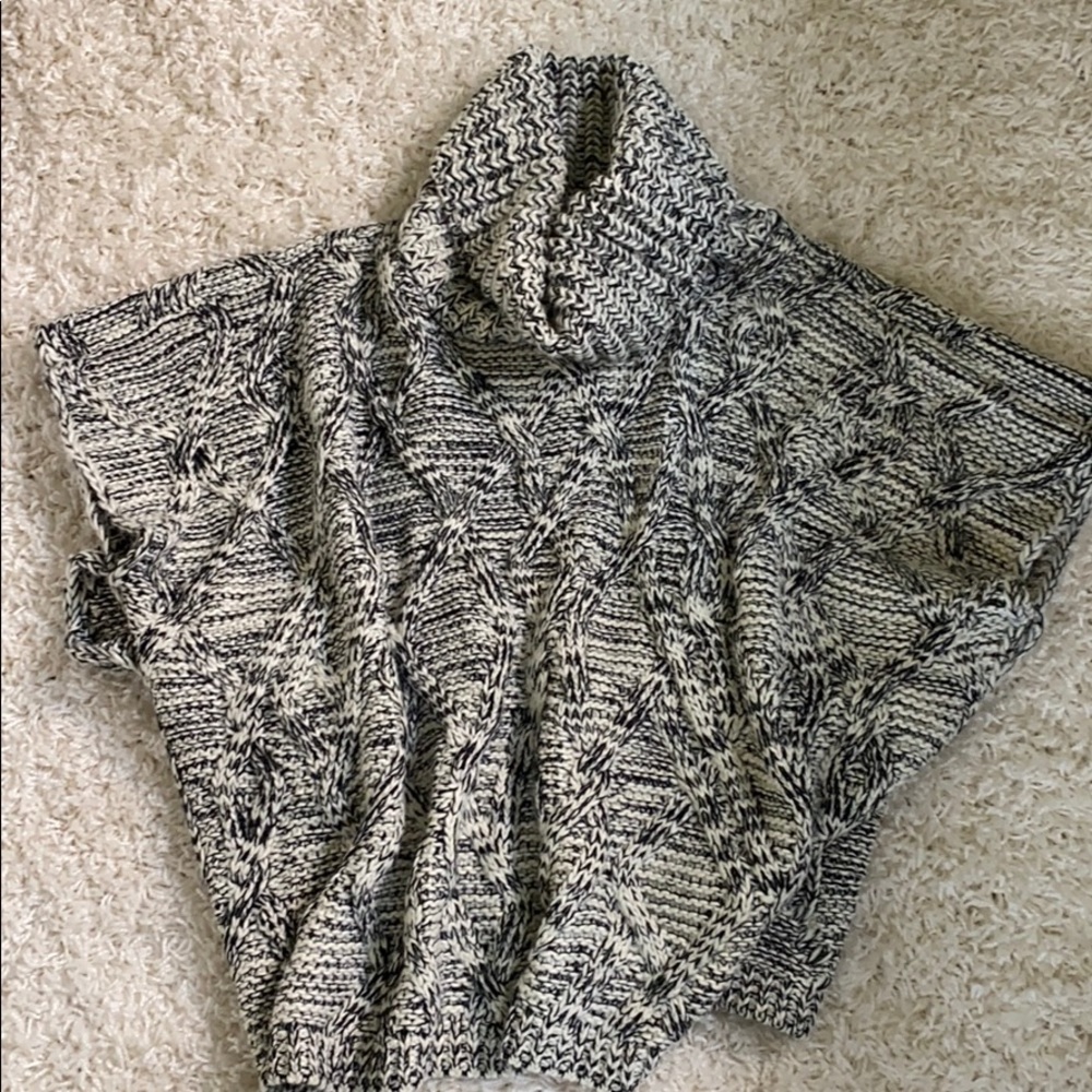 Woman’s spring/fall poncho/Cape